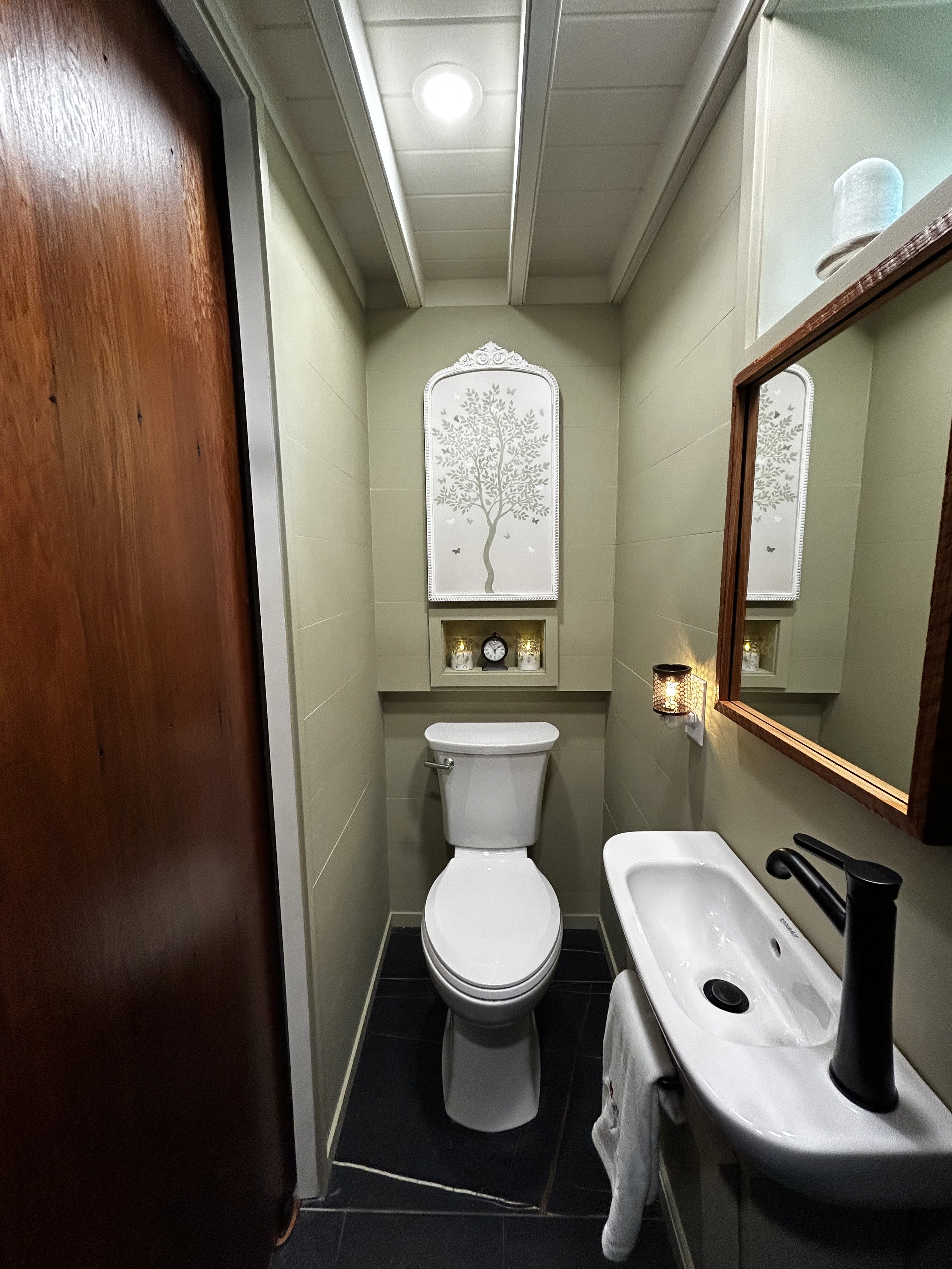 A view of the bathroom